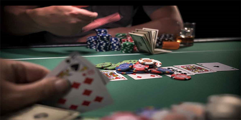 Bàn Poker F8BET với dealer live đỉnh cao